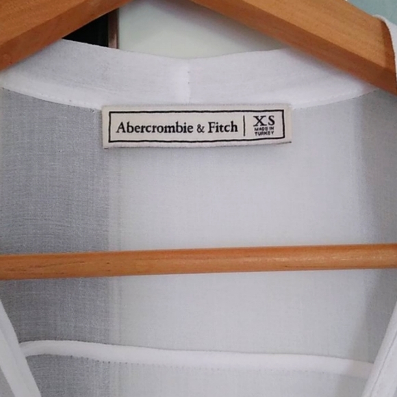 Abercrombie& Fitch chiffon flutter sleeve blouse - Picture 2 of 4